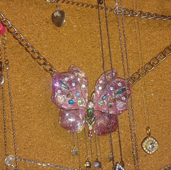 BETSEY JOHNSON BUTTERLY NECKLACE 🦋 - Picture 2 of 4